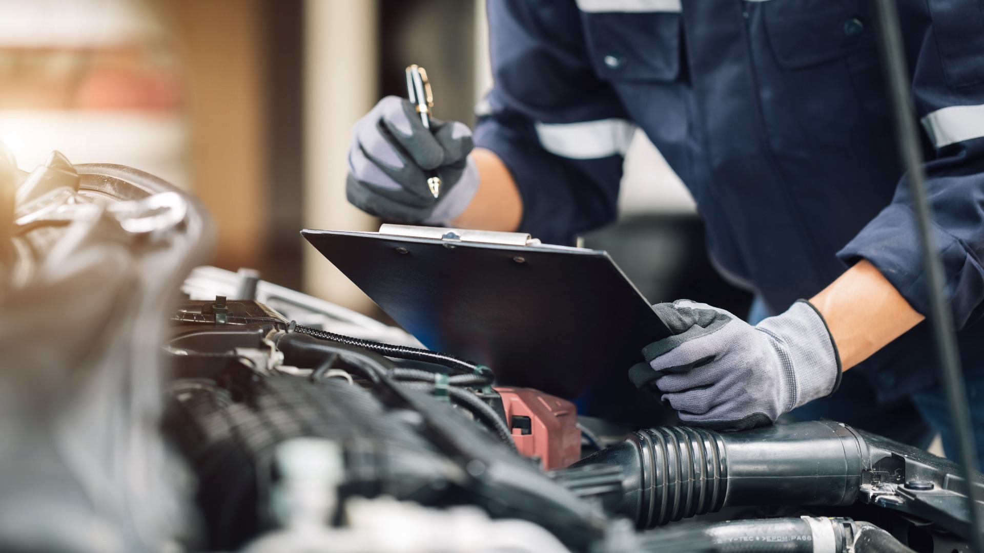 Ein Mechaniker arbeitet in der Werkstatt am Motor des Autos. Reparieren Sie